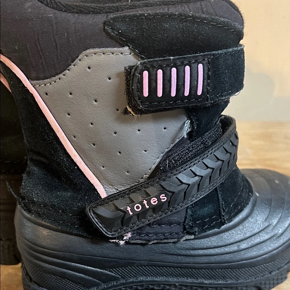 Size 8 toddler Totes Black and Pink Kids' Snow Boots Velcro strap exc condition